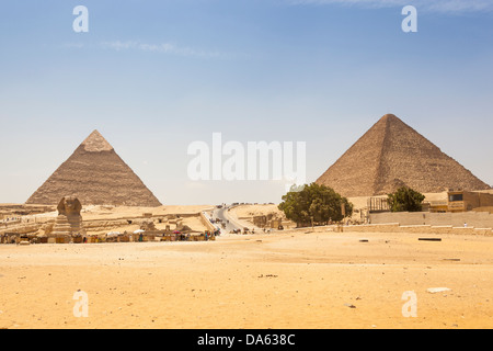 Sphinx et pyramide, Khafré (Khéphren pyramide), et Grande pyramide de Gizeh, (Khufu et pyramide de Khéops), Giza, Le Caire, Egypte Banque D'Images
