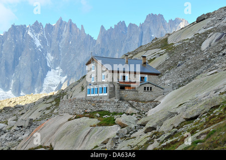 Le cap mountain hut, élevé dans le massif du mont blanc au-dessus de Chamonix et la mer de glace Banque D'Images