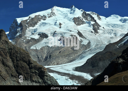 Le magnifique massif du Monte Rosa avec plusieurs hauts sommets, la plus haute de l'Europe étant dufourspitze second pic. Dans le sud Banque D'Images