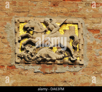 Sculpture bas-relief de Saint Georges terrassant le dragon sur fond de mosaïques d'or à Venise, Italie Banque D'Images