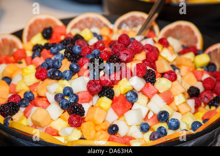 Un grand bol de fruits prêts à servir à l'occasion d'un buffet de salades ou Banque D'Images