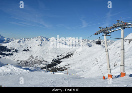 Ski dans la célèbre station de ski de Verbier, dans les Alpes suisses. Dans l'arrière-plan les Alpes bernoises. Dans l'avant-plan des pistes vides Banque D'Images