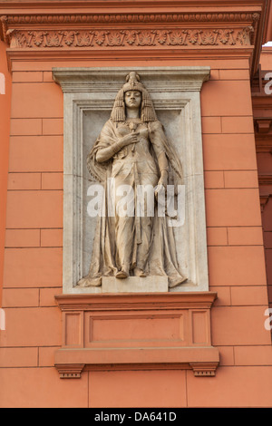 Statue sur la façade, le Musée égyptien, également connu sous le nom de Musée d'antiquités égyptiennes et Musée du Caire, Le Caire, Egypte Banque D'Images