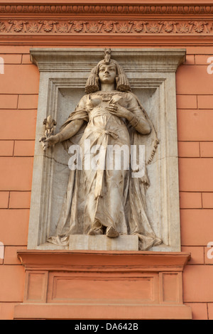 Statue sur la façade, le Musée égyptien, également connu sous le nom de Musée d'antiquités égyptiennes et Musée du Caire, Le Caire, Egypte Banque D'Images