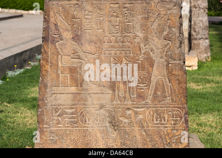 La sculpture sur pierre à l'extérieur du Musée égyptien, également connu sous le nom de Musée d'antiquités égyptiennes et Musée du Caire, Le Caire, Egypte Banque D'Images