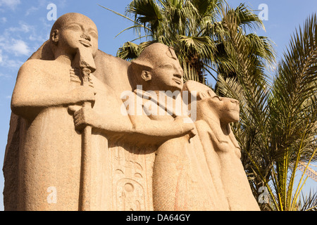 Statue à l'extérieur du Musée égyptien, également connu sous le nom de Musée d'antiquités égyptiennes et Musée du Caire, Le Caire, Egypte Banque D'Images