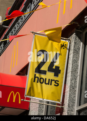 Le restaurant McDonald's est ouvert toute l'heure, à New York Banque D'Images