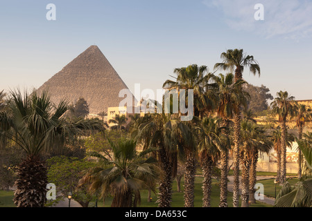 Grande pyramide de Gizeh, également connu sous le nom de pyramide de Chéops et la pyramide de Khéops, à Gizeh, Le Caire, Égypte, du Mena House Hotel Banque D'Images