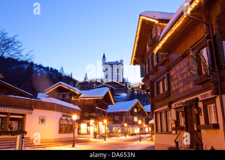 Gstaad, village, hiver, nuit, sombre, canton, Berne, Oberland Bernois, Suisse, Europe, lumières, chalets Banque D'Images