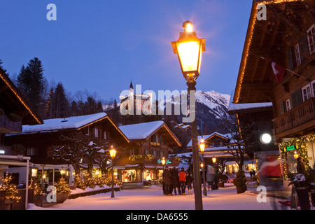 Gstaad, village, hiver, nuit, sombre, canton, Berne, Oberland Bernois, Suisse, Europe, hotel, Palace, Lampe, éclairage Banque D'Images