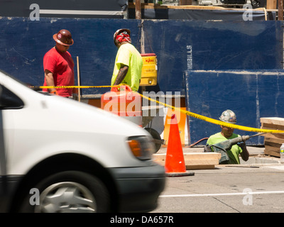 Les travailleurs au chantier de construction de Midtown New York Banque D'Images