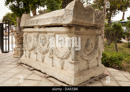 Sarcophage en pierre sculpté aux catacombes de Kom El Shuqafa, Alexandria, Egypte Banque D'Images