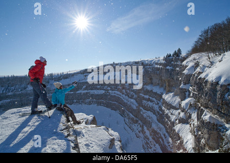 Visite guidée en raquettes, randonnée en raquettes, visite, excursion en montagne, Creux du Van, Val de Travers, Neuchâtel Jura, canton, JU, neige, hiver, clif Banque D'Images