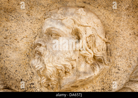 Visage en pierre sculptée d'un vieux barbu sur un sarcophage aux catacombes de Kom El Shuqafa, Alexandria, Egypte Banque D'Images