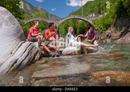 Voyageur, vallée de Verzasca, canton, TI, Tessin, Suisse du Sud, pont, rivière, ruisseau, débit, plan d'eau, de l'eau, sentier, w Banque D'Images