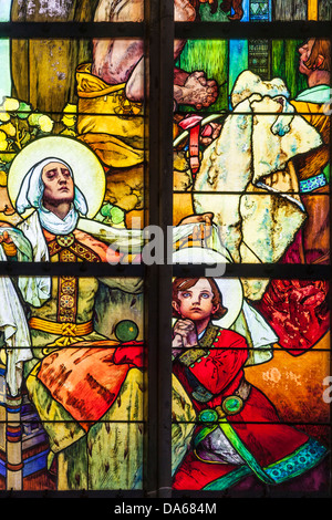 Partie de vitrail par Alphonse Mucha à St Cathédrale Saint-Guy de Prague, représente le bon roi Wenceslas comme garçon et St.Ludmilla. Banque D'Images