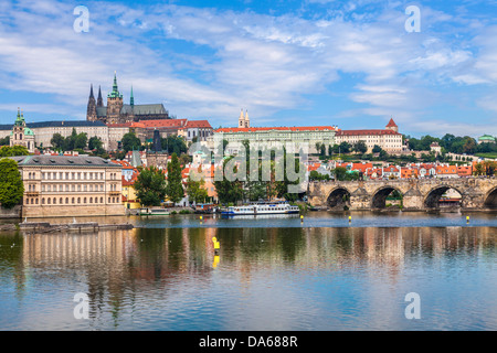 Vue sur la rivière Vltava en direction du château, Habour et pont Charles, République tchèque. Banque D'Images