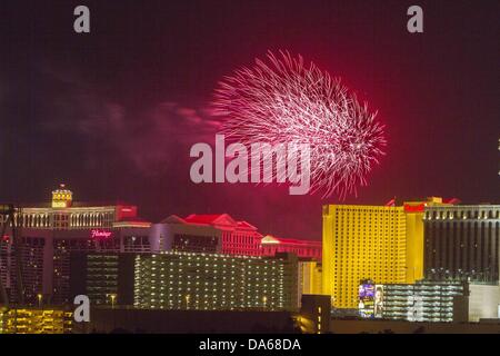 Las Vegas, Nevada, USA. 4 juillet, 2013. Date de l'indépendance d'artifice a illuminé le ciel au-dessus de Las Vegas, Nevada le 4 juillet 2013. Crédit : Daniel Knighton/ZUMAPRESS.com/Alamy Live News Banque D'Images