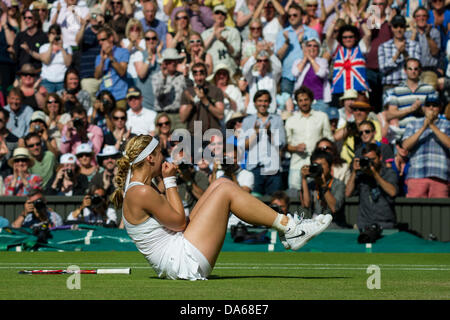 Londres, Royaume-Uni. Le 04 juillet, 2013. Tennis : Wimbledon Championship 2013, l'Allemagne Sabine Lisicki célèbre sa victoire contre la Pologne Agnieszka Radwanska au cours de leurs dames en demi-finale au jour 10 de l'édition 2013 du tournoi de tennis de Wimbledon à l'All England Club de Wimbledon, dans le sud-ouest de Londres, le 4 juillet 2013. Dpa : Crédit photo alliance/Alamy Live News Banque D'Images