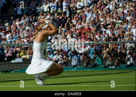 Londres, Royaume-Uni. Le 04 juillet, 2013. Tennis : Wimbledon Championship 2013, l'Allemagne Sabine Lisicki célèbre sa victoire contre la Pologne Agnieszka Radwanska au cours de leurs dames en demi-finale au jour 10 de l'édition 2013 du tournoi de tennis de Wimbledon à l'All England Club de Wimbledon, dans le sud-ouest de Londres, le 4 juillet 2013. Dpa : Crédit photo alliance/Alamy Live News Banque D'Images