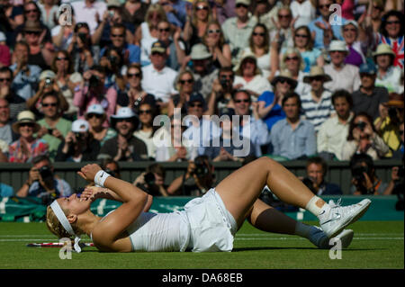 Londres, Royaume-Uni. Le 04 juillet, 2013. Tennis : Wimbledon Championship 2013, l'Allemagne Sabine Lisicki célèbre sa victoire contre la Pologne Agnieszka Radwanska au cours de leurs dames en demi-finale au jour 10 de l'édition 2013 du tournoi de tennis de Wimbledon à l'All England Club de Wimbledon, dans le sud-ouest de Londres, le 4 juillet 2013. Dpa : Crédit photo alliance/Alamy Live News Banque D'Images