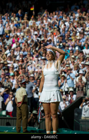 Londres, Royaume-Uni. Le 04 juillet, 2013. Tennis : Wimbledon Championship 2013, l'Allemagne Sabine Lisicki célèbre sa victoire contre la Pologne Agnieszka Radwanska au cours de leurs dames en demi-finale au jour 10 de l'édition 2013 du tournoi de tennis de Wimbledon à l'All England Club de Wimbledon, dans le sud-ouest de Londres, le 4 juillet 2013. Dpa : Crédit photo alliance/Alamy Live News Banque D'Images