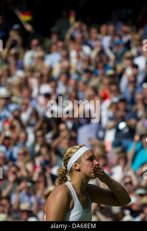 Londres, Royaume-Uni. Le 04 juillet, 2013. Tennis : Wimbledon Championship 2013, l'Allemagne Sabine Lisicki célèbre sa victoire contre la Pologne Agnieszka Radwanska au cours de leurs dames en demi-finale au jour 10 de l'édition 2013 du tournoi de tennis de Wimbledon à l'All England Club de Wimbledon, dans le sud-ouest de Londres, le 4 juillet 2013. Dpa : Crédit photo alliance/Alamy Live News Banque D'Images