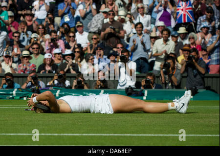 Londres, Royaume-Uni. Le 04 juillet, 2013. Tennis : Wimbledon Championship 2013, l'Allemagne Sabine Lisicki célèbre sa victoire contre la Pologne Agnieszka Radwanska au cours de leurs dames en demi-finale au jour 10 de l'édition 2013 du tournoi de tennis de Wimbledon à l'All England Club de Wimbledon, dans le sud-ouest de Londres, le 4 juillet 2013. Dpa : Crédit photo alliance/Alamy Live News Banque D'Images