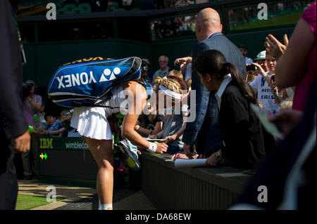 Londres, Royaume-Uni. Le 04 juillet, 2013. Tennis : Wimbledon Championship 2013, l'Allemagne Sabine Lisicki célèbre sa victoire contre la Pologne Agnieszka Radwanska au cours de leurs dames en demi-finale au jour 10 de l'édition 2013 du tournoi de tennis de Wimbledon à l'All England Club de Wimbledon, dans le sud-ouest de Londres, le 4 juillet 2013. Dpa : Crédit photo alliance/Alamy Live News Banque D'Images