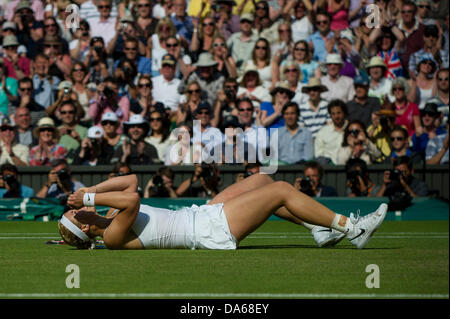 Londres, Royaume-Uni. Le 04 juillet, 2013. Tennis : Wimbledon Championship 2013, l'Allemagne Sabine Lisicki célèbre sa victoire contre la Pologne Agnieszka Radwanska au cours de leurs dames en demi-finale au jour 10 de l'édition 2013 du tournoi de tennis de Wimbledon à l'All England Club de Wimbledon, dans le sud-ouest de Londres, le 4 juillet 2013. Dpa : Crédit photo alliance/Alamy Live News Banque D'Images