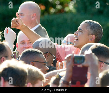 Washington DC, USA. Le 04 juillet, 2013. Le président des États-Unis Barack Obama clignote une thumbs-up à un puits wisher comme il travaille à une corde à la suite de sa ligne des remarques que lui et la Première Dame Michelle Obama lors d'un quatrième de juillet barbecue organisé par lui et la Première Dame Michelle Obama pour héros militaires et de leurs familles sur la pelouse Sud de la Maison Blanche à Washington, D.C. le jeudi, Juillet 4, 2013. Credit : Ron Sachs / Piscine via CNP Crédit : afp photo alliance/Alamy Live News Banque D'Images