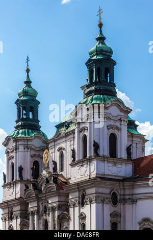 La façade baroque et clochers de l'église Saint-Nicolas sur la place de la Vieille Ville, Prague Banque D'Images