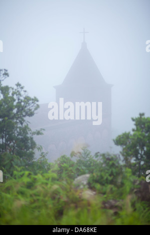 Église catholique sur Bokor couverte de brouillard - la province de Kampot, au Cambodge Banque D'Images