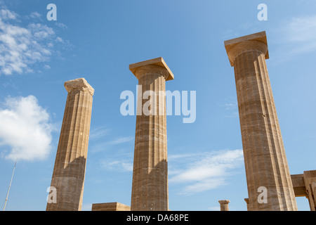 Colonnes du temple dorique d'Athéna Lindia, l'Acropole, Lindos, Rhodes, Grèce Banque D'Images