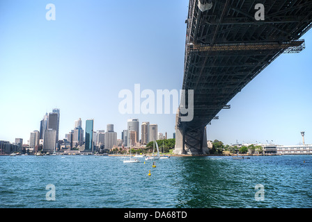 Une vue unique sur le bas ventre de l'emblématique pont du port de Sydney, qui s'étend du centre-ville de North Sydney. Banque D'Images