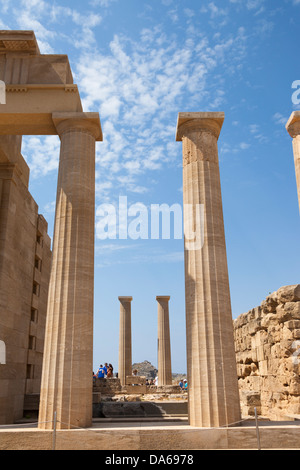 Colonnes du temple dorique d'Athéna Lindia, l'Acropole, Lindos, Rhodes, Grèce Banque D'Images