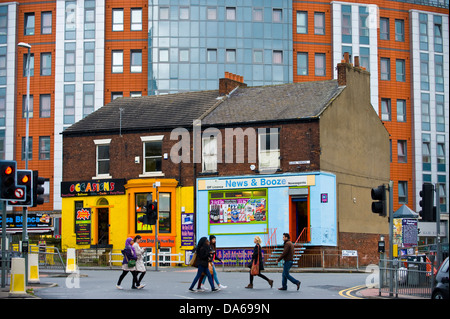 Fancy Dress Shop & marchands avec l'hébergement des étudiants de l'université derrière dans Leeds West Yorkshire Angleterre UK Banque D'Images