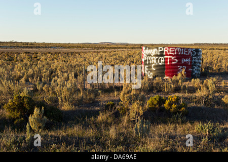 Tôle ondulée, ancien réservoir d'eau sur un paysage agricole couverts de graffitis texte, Victoria, Australie de l'ouest des Plaines Banque D'Images