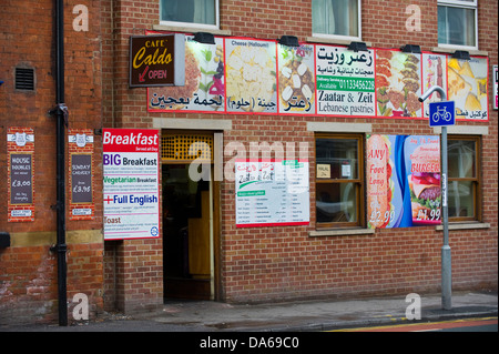 Rangée de Boutiques de restauration rapide locale dans la région de Leeds West Yorkshire Angleterre UK Banque D'Images