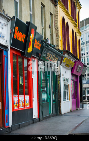 Rangée de Boutiques de restauration rapide locale dans la région de Leeds West Yorkshire Angleterre UK Banque D'Images