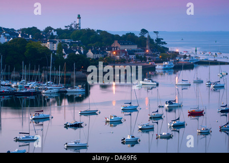 Bénodet, France, Europe, Bretagne, département Finistère, ville, ville, port, port, bateaux, phare, l'aube Banque D'Images