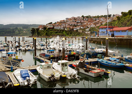 Bateaux de pêche port de pêche Lastres Principado de Asturias Espagne Banque D'Images