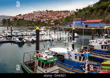 Bateaux de pêche port de pêche Lastres Principado de Asturias Espagne Banque D'Images