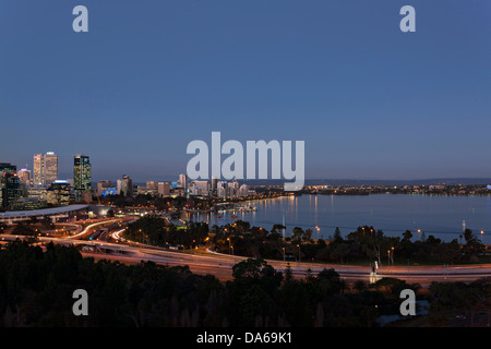 La ville de Perth et la rivière Swan dans la nuit, dans l'ouest de l'Australie Banque D'Images
