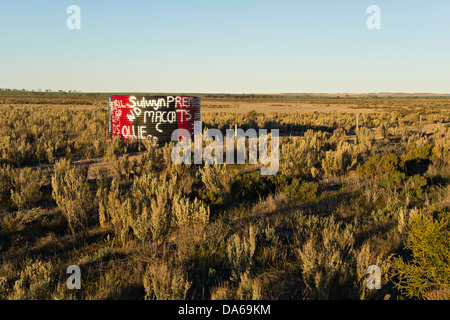 Tôle ondulée, ancien réservoir d'eau sur un paysage agricole couverts de graffitis texte, Victoria, Australie de l'ouest des Plaines Banque D'Images