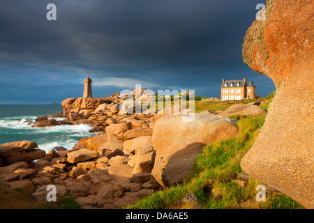 Ploumanach, France, Europe, Bretagne, département de la Côte d'Armor, Côte de granit rose, granit rock, rock, falaise, côte, mer, hous Banque D'Images