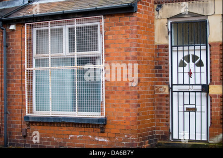 La porte de sécurité de la Chambre et grille métallique sur fenêtre dans Leeds West Yorkshire Angleterre UK Banque D'Images