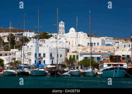 Village traditionnel de pêcheurs sur l'île de Milos, Adamas Grèce Banque D'Images