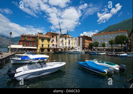 Le lac de Garde, Italie, Europe, Lago di Garda, port, port, Ports, ports, Malcesine, bateau, bateaux, bateau à moteur, bateaux, maison, Banque D'Images