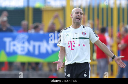 Arco, Italie. Le 04 juillet, 2013. L'entraîneur-chef de Munich Pep Guardiola (L) donne des instructions au camp de formation du FC Bayern Munich de Arco, Italie, 04 juillet 2013. L'équipe se prépare pour la prochaine saison au camp d'entraînement à Arco à partir du 04 au 12 juillet 2013. Photo : Karl-Josef Opim/dpa/Alamy Live News Banque D'Images